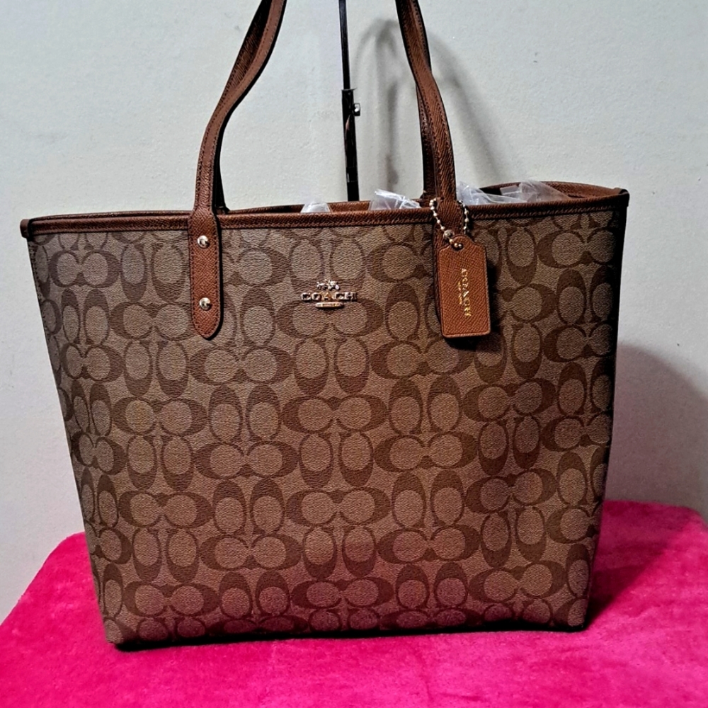 Christmas sale 🎄Coach Canvas Signature Reversible Tote